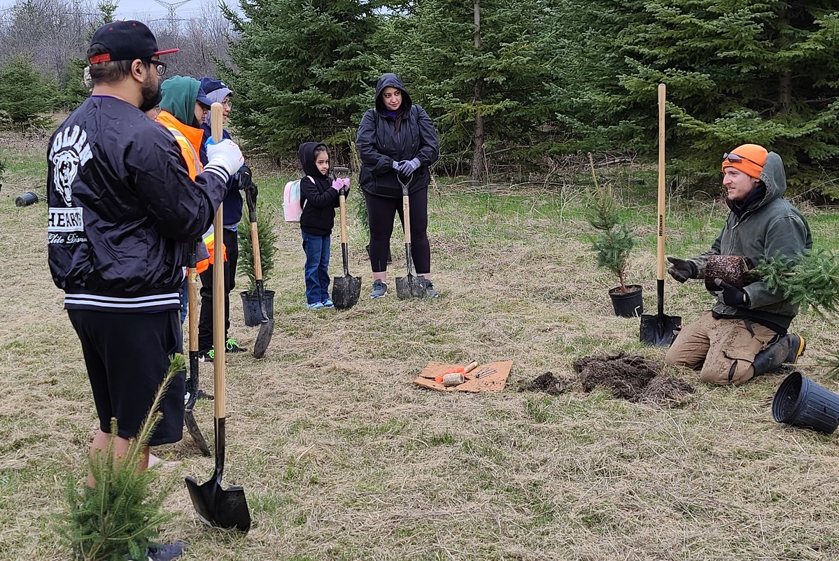 local residents participate in TRCA spring planting event